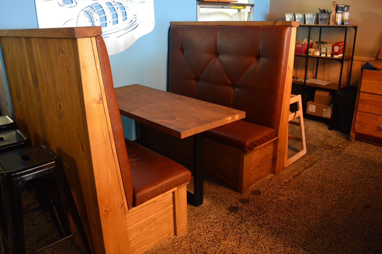 banquette pin cuir table bois acier microbrasserie st-pancrace